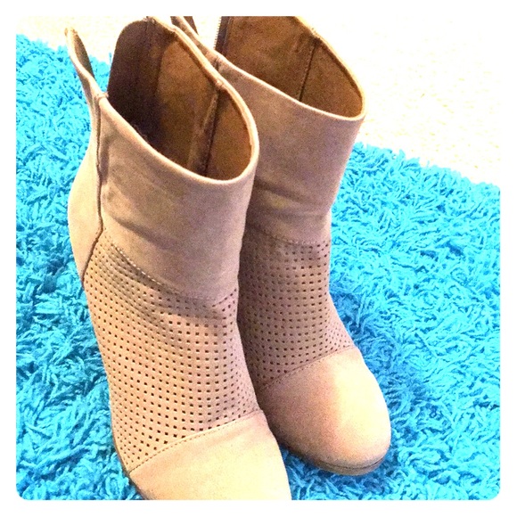 143 Girl Shoes - Boots. Brown.  Bin P
